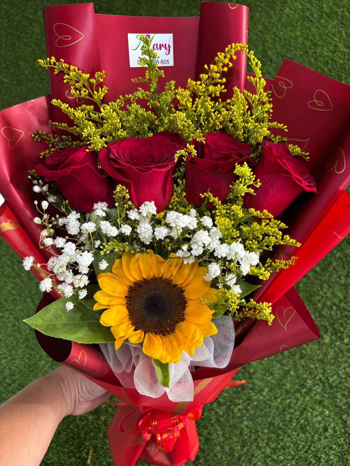 Ramo de Flores para Graduadas con Rosas y Lirio